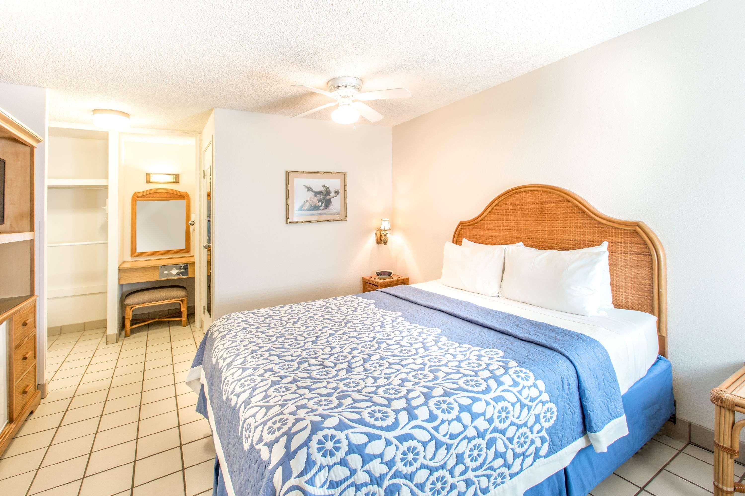 Days Inn By Wyndham Maui Oceanfront Уэйлея Экстерьер фото