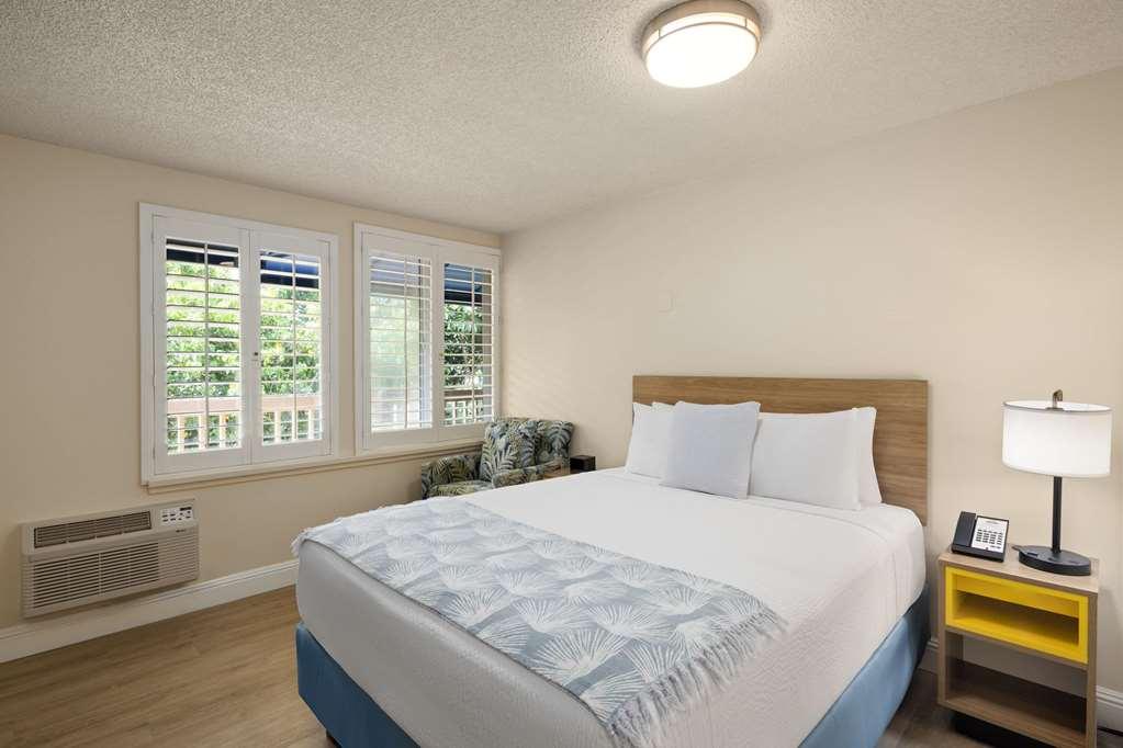 Days Inn By Wyndham Maui Oceanfront Уэйлея Номер фото