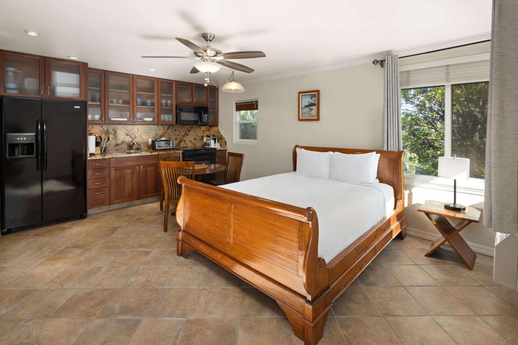 Days Inn By Wyndham Maui Oceanfront Уэйлея Экстерьер фото