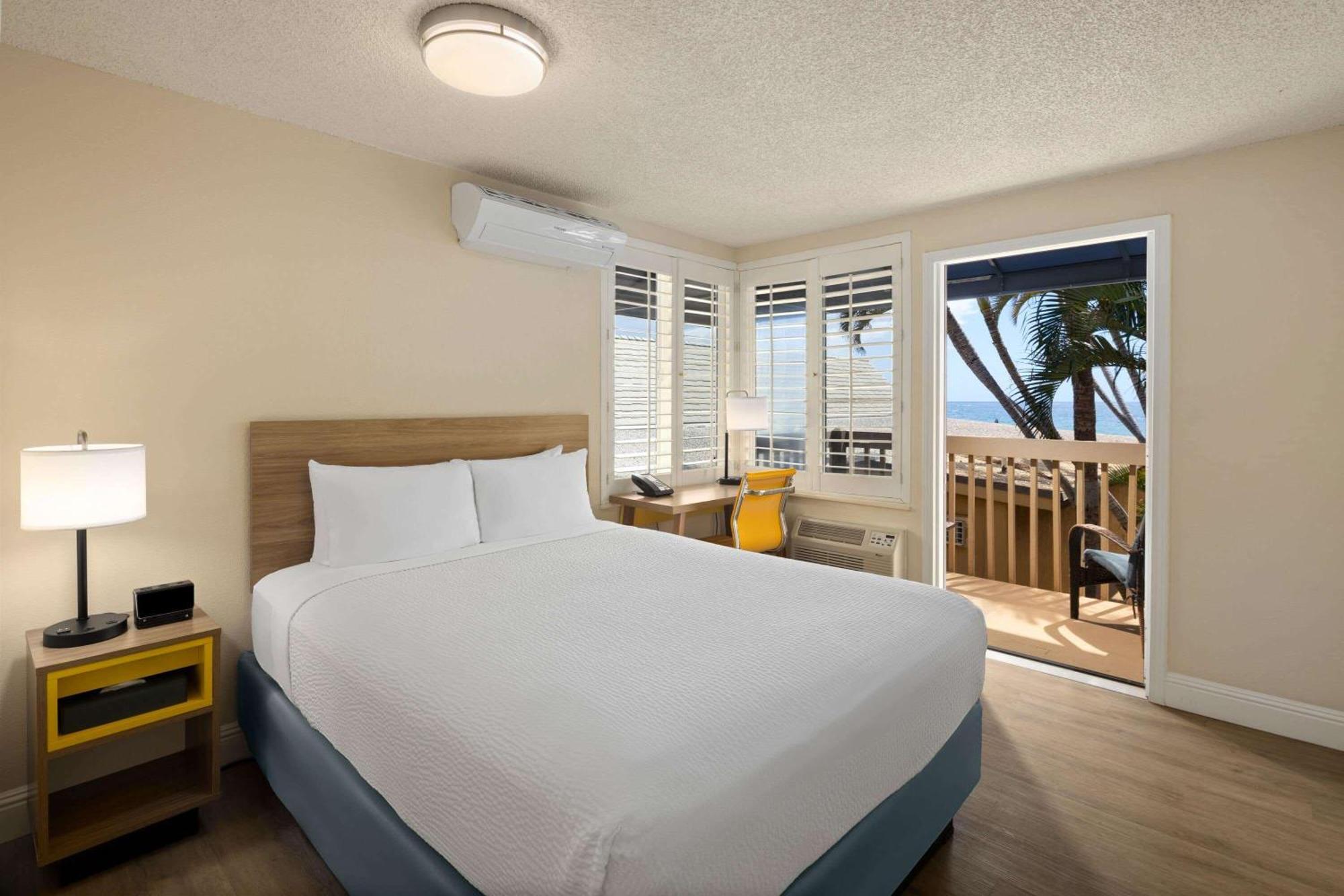 Days Inn By Wyndham Maui Oceanfront Уэйлея Экстерьер фото