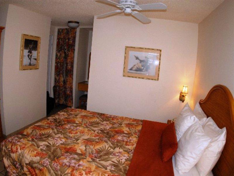 Days Inn By Wyndham Maui Oceanfront Уэйлея Экстерьер фото