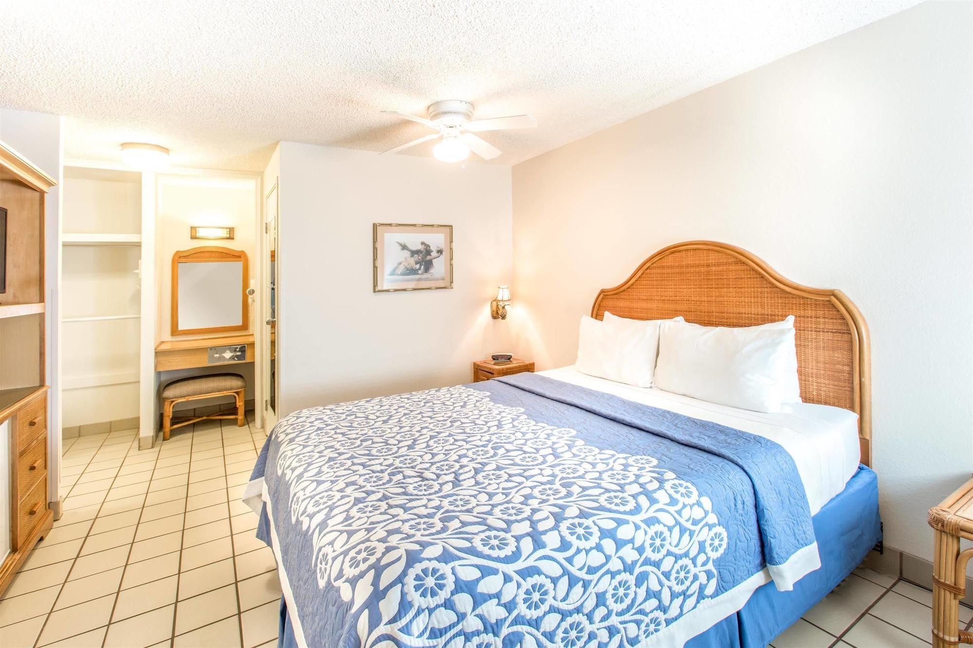 Days Inn By Wyndham Maui Oceanfront Уэйлея Экстерьер фото