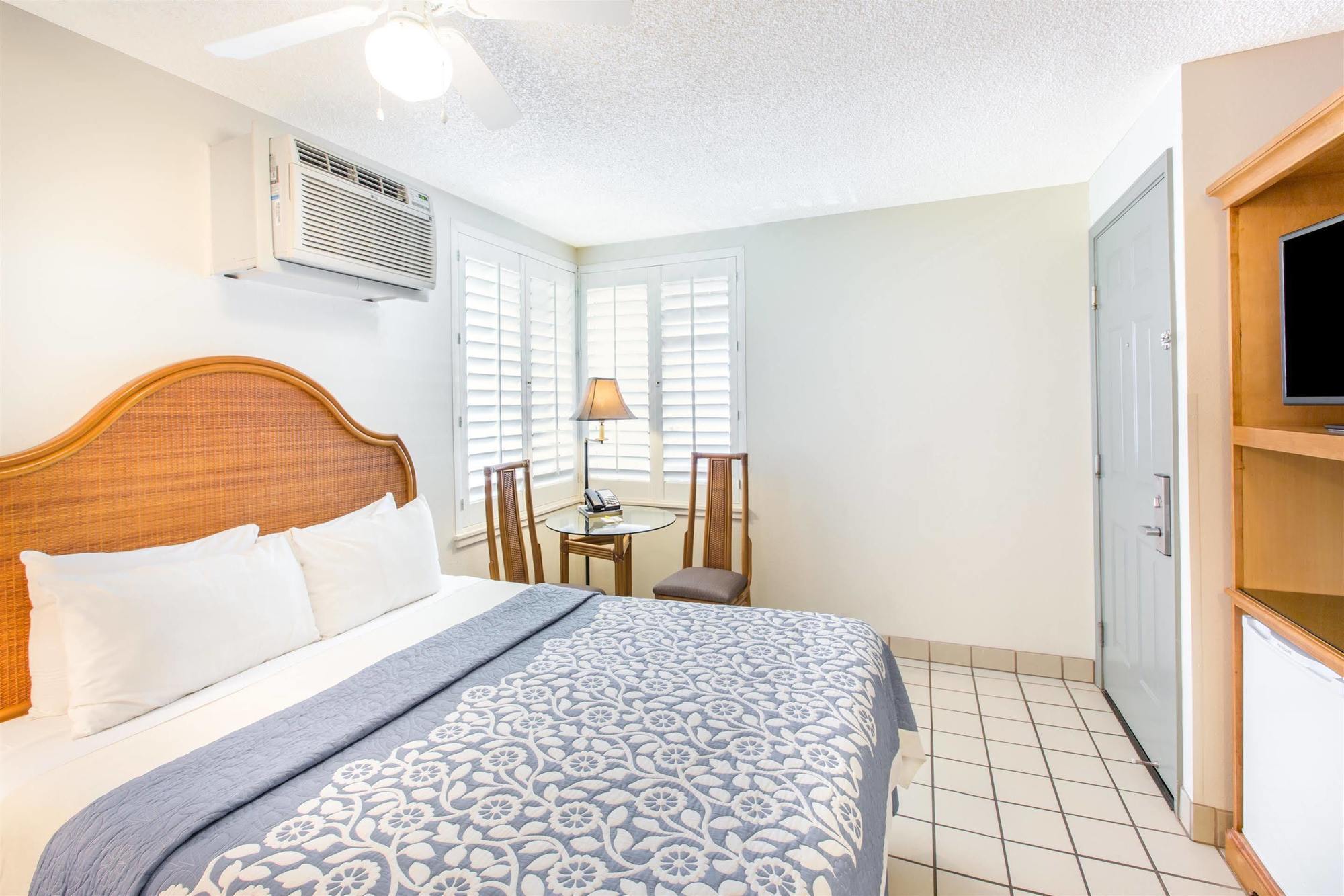 Days Inn By Wyndham Maui Oceanfront Уэйлея Экстерьер фото