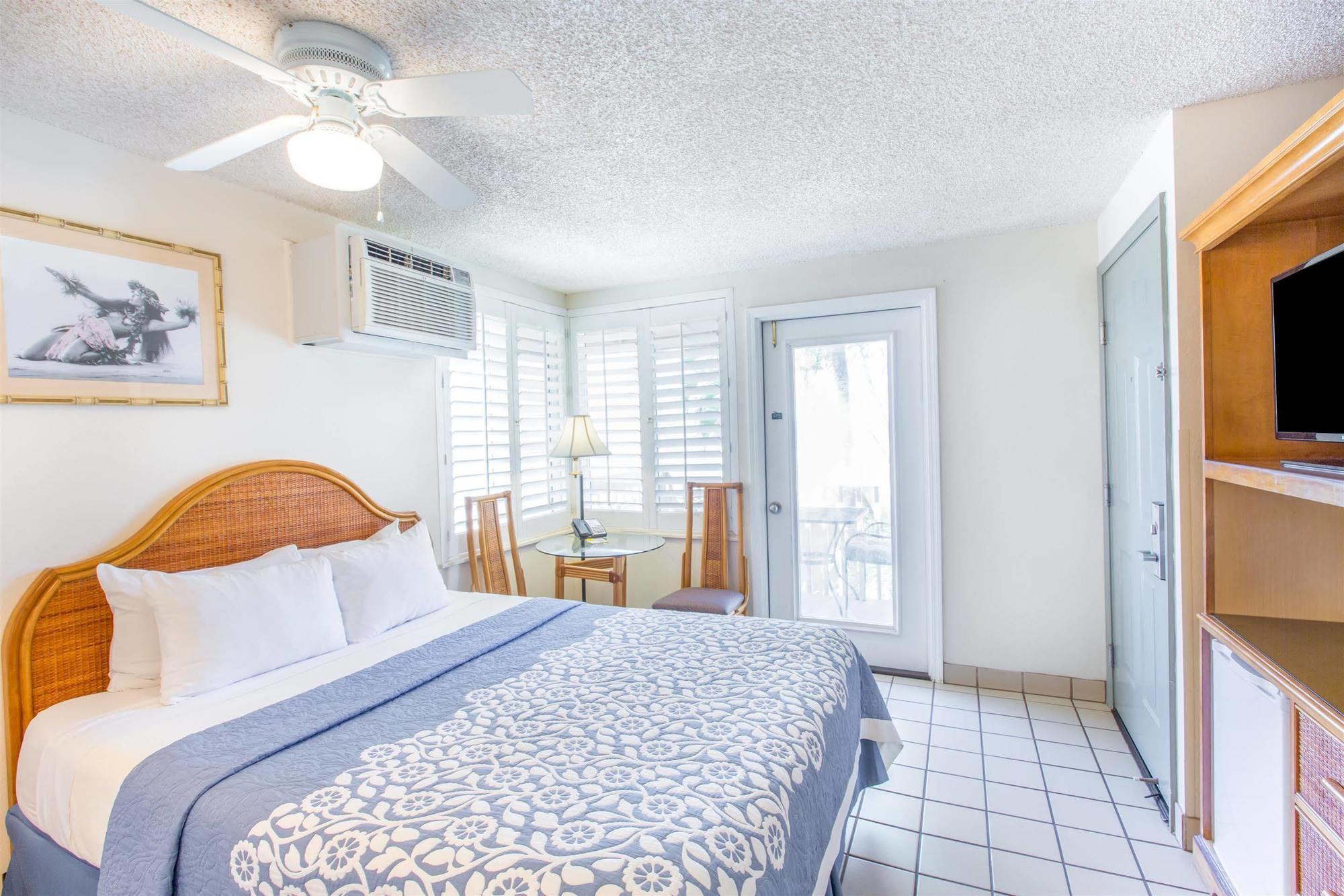 Days Inn By Wyndham Maui Oceanfront Уэйлея Экстерьер фото